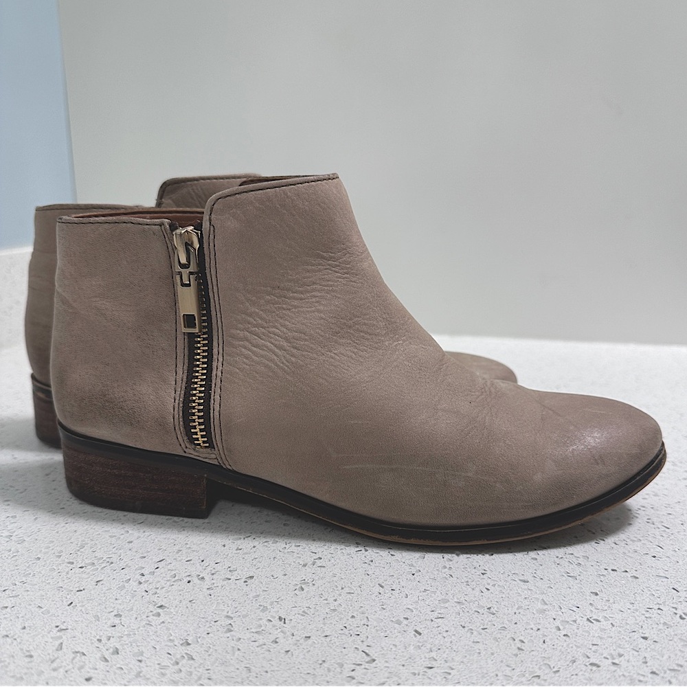 Aldo Size 8 Beige / Greige Flat Ankle Boot